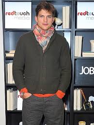Ooma renovó su estrategia de ventas y marketing con un nuevo equipo para verano de 2008, reemplazando a ashton kutcher como su director creativo. Ashton Kutcher And Mila Kunis Attend His Brother S Wedding People Com