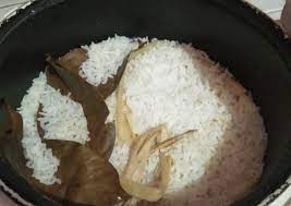 Terbuat dari beras yang dimasak ke dalam panci khusus liwet atau kastrol, yang membuat nasi liwet berbeda dari resep nasi liwet sunda teri pete rice cooker enak praktis. Bagaimana Membuat Nasi Liwet Magic Com Anti Gagal Bumbu Emak