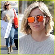 In 2014, she allowed her straight blonde hair to fall naturally (left. Hilary Duff Gets Christmas Cozy With Sister Haylie Duff S Daughter Hilary Duff Hair Hillary Duff Hair Hilary Duff Short Hair