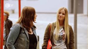 Die filme erzählen die geschichten einer dorfhelferin, die familien in notsituationen zur seite steht und die sich im umfeld eines dorfes mit namen frühling und der dortigen hilfseinrichtung. Herzkino Im Zdf Fruhling 17 Extendes Scenes Facebook