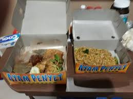 Hidangkan ayam penyet bersama nasi putih panas, tempe, tauhu yang digoreng, kubis, kacang panjang dan sambal ayam penyet. Ayam Penyet Surabaya Tasikmalaya Ulasan Restoran Tripadvisor
