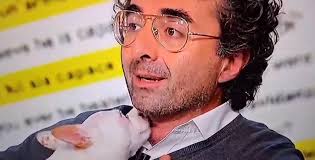 Questa cosa è assurda!!! Perché questo signore si porta il cane di Pamela  in tv invece di restituirlo subito ai genitori di Pamela? Io sono basita:  hanno perso una figlia, come si può fare loro una ...