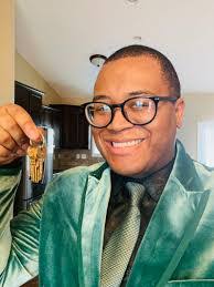 Carrie Devaney's Instagram, Twitter & Facebook