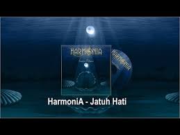 Langit itu tak terbatas dan biru. Lirik Lagu Harmonia Jatuh Hati Lyrics And Translations