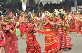 Tari likurai adalah tarian tradisional sejenis tarian perang yang khas dari daerah belu, nusa tenggara timur (ntt). Tarian Likurai Asal Belu Dipentaskan Di Istana Negara Voxntt Com