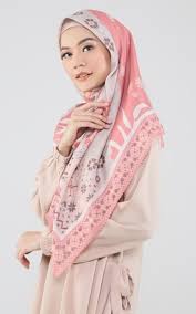 Dikisahkan, seorang remaja yang imut dan lucu sedang mencari jati diri. Warna Jilbab Yang Cocok Untuk Baju Coklat