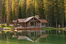 Idyllic retreat enchants with scenic splendor. Headwaters Camp Cabin Big Sky Montana Private Residence Rustikal Hauser Sonstige Von Dan Joseph Architects Llc