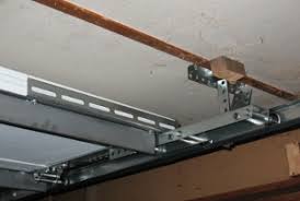 Det er muligt at montere torsionsfjedre i en garage med kun 5 tommer hovedrum. Low Headroom Modification For Steel Doors