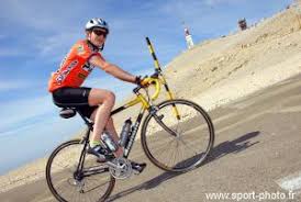 Sommet de légence, le mont ventoux attire des milliers de cyclistes. Le Mont Ventoux Ascension A Velo