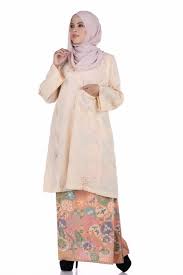 Justeru itulah ia dipanggil baju kurung teluk belanga dan ia juga merupakan pakaian kebangsaan orang. Baju Kurung Kasa Rubiah