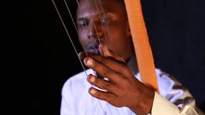 الطنبورة … آلة موسيقية هجينة يخفيها العازفون عن عيون الغرباء