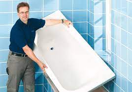 Die neue wanne wird direkt vor ort angepasst, der abfluss erneuert und zwischen alter und neuer wanne ein dichtmittel aufgetragen. Badewannentausch Wanne In Wanne Fixer Aus Und Einbau Der Wanne
