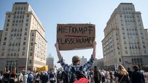 Spekulationen bekämpfen, hat sich die initiative „deutsche wohnen & co enteignen auf die fahne geschrieben. Enteignung Konzerne Beschwichtigen Demonstranten Wirtschaft Sz De