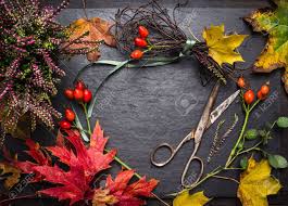 Ce ne sont que quelques idées simples pour vous amuser avec les enfants même en automne et stimuler leur créativité. Fleuriste Tableau Pour Faire Des Decorations D Automne Avec Des Feuilles Des Cisailles Et Ruban Tomber Fond Avec Copyspace Banque D Images Et Photos Libres De Droits Image 37041904