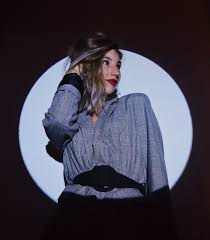 This grad uses glitter to spice up a graduation photo and show how the winds of change are blowing. Pin On Photoshoot