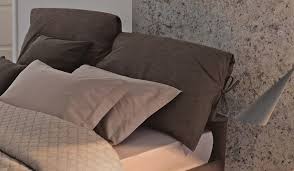La base è caratterizzata da una cucitura. Double Beds Bed Nathalie By Flou