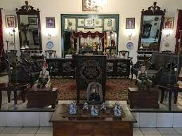 Desain rumah yang klasik menjadikan rumah adat tersebut menjadi cukup unik di era ini, sehingga tidak sedikit beberapa bagian dari rumah adat jawa barat dijadikan sebagai inspirasi para developer untuk membangun rumah minimalis modern masa kini. 8 Desain Interior Ruang Tamu Cantik Dengan Sentuhan Etnik Arsitag