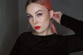 I'm very much enjoying the sunny weather today. I love the coziness of  winter, don't get me wrong, but there is just something about the sun  lighting up a room. This week