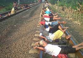 Adapun lapisan pertama terdiri dari batu pecah yang kasar dan bersudut. Wanita Muda Juga Terapi Di Rel Kereta Api Rawa Buaya