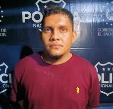 En cámaras de videovigilancia quedó registrado esta madrugada el momento en  que un sujeto hurtó una motocicleta de un parqueo en Soyapango. Aprovechó  que en el lugar se realizaba una fiesta bailable