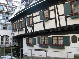 Ein origineller, aber leider sehr stark verschobener erkerbau von 1601 (im bild links). File Schiefes Haus Fischerviertel Ulm 1 Jpg Wikimedia Commons