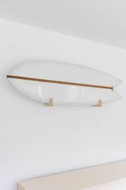 Accrocher planche surf au mur / les murs sont bien en place, les cartons déballés et les petits travaux effectués :. Support De Planche De Surf En Bois De Bouleau Fabrication Francaise