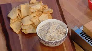 With a fork, dipped in the sugar to prevent sticking, press a crisscross design. Trisha Yearwood S Caramelized Onion Dip Is Delicious Rachael Ray Show