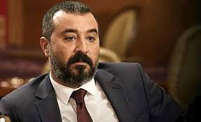 1977 yılında mersin'de doğan mustafa üstündağ, müjdat gezen sanat merkezi'nde tiyatro eğitimi almıştır. Usta Oyuncu O Mesajlara Ates Puskurdu