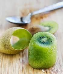 Letakkan separuh daging separuh ke bawah dan potong separuh lagi. Cara Terbaik Potong Buah Blog Sihatimerahjambu