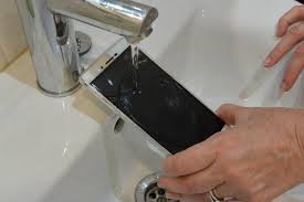 Öffnen sie nun die rückseitige abdeckung und entfernen sie. Lifehack Bei Handy Wasserschaden So Rettest Du Deinem Smartphone Das Leben Chinahandys Net