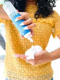 Next finger curl the entire length around your index finger. Lynnette Joselly How To Refresh Curly Hair Without Water