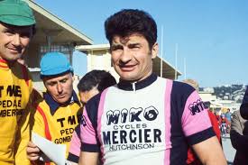 Poulidor s'en va, porté par bernard hinault et bernard thévenet. Raymond Poulidor Eternel Second Mais Premier Dans Les Coeurs Ffl