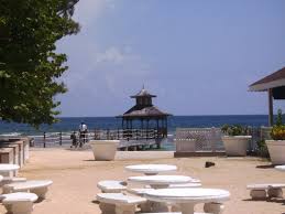 There is a lagoon between the towers and the country club with sandy beaches, a wild waterslide and swim up bar. Holiday Inn Sunspree Destination Jamaica