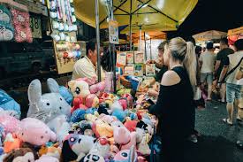 Cukup ramai, barang yang ditawarkan juga beraneka ragam seperti souvenir, kaos dan lainnya dengan harga cukup murah. A Traveller S Guide To Taman Connaught Market