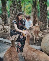 Semoga menjadi gambaran bagi siapa saja yang akan. Sambil Gendong Anak Ootd 10 Seleb Indonesia Tetap Tampil Modis Idn Times Jabar