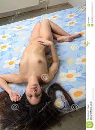 Junge Nackte Sexy Frau, Die Im Bett Liegt Stockfoto - Bild von brünette,  schlafzimmer: 90168960