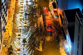 Segundo o instituto nacional de meteorologia (inmet), desde 1931 a menor temperatura registrada em curitiba foi de −5,4 °c em 2 de setembro de 1972 e a maior atingiu 35,5 °c em 2 de outubro de 2020, superando o recorde de 17 de novembro de 1985, quando a máxima foi de 35,2 °c. Temporal Com Ventos E Granizo Deixa Curitiba De Pernas Pro Ar Bem Parana