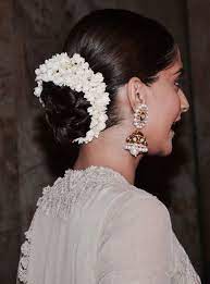 Click Here To Watch 5 Easy Styles To Carry Off Gajra In A Traditional Way Indian Bridal Hair Hair Styles Indian Wedding Hairstyles Indian Bridal Hairstyles