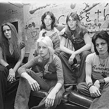 Black Bands Of The 70s The Runaways One Of The First All Girl Rock Bands In The 70 S To Really Make A Difference In The Music Industry The Idea O Joan Jett Rock And Roll Girls