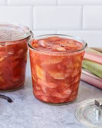 Das Rezept Fur Rhabarberkompott Ist Ganz Leicht Zu Kochen Schmeckt Herb Sauerlich Und Ist Einfach Lecker Tipp Das Kompott Macht Sich A In 2020 Food Desserts Pudding