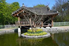 Sie hat einflüsse aus dem gesamten asiatischen raum, insbesondere aus china aufgenommen, dabei aber ihren ganz eigenständigen charakter bewahren können. Stadtfuhrung Der Koreanische Garten Auf Den Spuren Von Buddhismus Taoismus