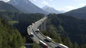 Suedia a interzis fumatul pe terasele deschise ale restaurantelor, pe peroanele deschise ale garilor, la locurile de joaca deschise pentru copii. Se AnunÈÄ CreÈterea Taxelor Pe Autostrada Din Brenner Italienii ProtesteazÄ Trans Info