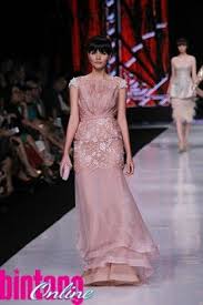 Meski begitu, melalui videonya bersama caren, ivan mengungkapkan semoga single lagu ini menjadi doa agar dirinya bisa segera menikah mengingat banyak netizen yang selalu mempertanyakan kapan dirinya menikah. 22 Ide Ivan Gunawan Gaun Formal Panjang Model Pakaian Desainer