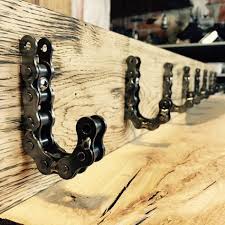 Porte Manteaux Chaine Moto Recyclee Chaine Manteaux Moto Porte Recuper Chaine Manteaux Mo Garage Furniture Automotive Decor Automotive Furniture