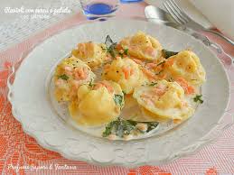 La crema di zucca e patate è una vellutata dal sapore delicato e gustoso che si prepara facilmente ed è perfetto per un pranzo o una cena autunnale. Ravioli Con Zucca E Patate Al Salmone In Salsa Di Porri Con Salvia