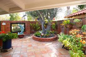 A courtyard that literally sits right in the middle of your floor plan. Spanish Courtyard Home Designs