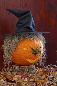 Halloween Bilder Eine Hexe Mit Einer Hasslichen Nase Als Der Griff Von Kurbis Kurbisse Schnitzen Halloween Kurbis Schnitzen Halloween Kurbis