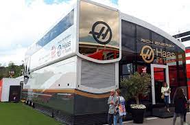 Für sebastian vettel geht es am kaspischen meer auch um die verlängerung einer serie. Das Neue Motorhome Von Red Bull Und Tochterteam Toro Rosso 31 Trucks Sind Notig Um Das Gesamte Gebaude Zu Transportieren Stuttgarter Zeitung