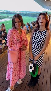 Alizée y Annily en entrevista hablando sobre sus vestimentas en el evento  de moda "Longchamp París". 🔥😍💖💙 Visita:  https://alizeeplanet.blogspot.com/ #Alizée #alizée #longchampparis #parati  #alizee ...
