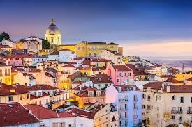 In aceasta vara, am ales ca si destinatie de vacanta portugalia. Cartierul Alfama Din Lisabona Turist In Portugalia